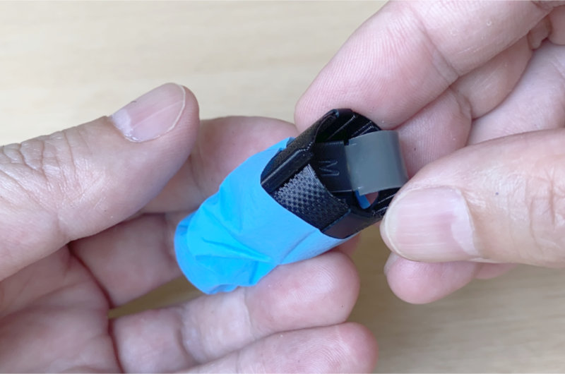 本体を指カバーに差し込む交換手順図